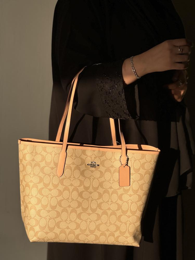 كوتش | City Tote Bag In Signature Canvas