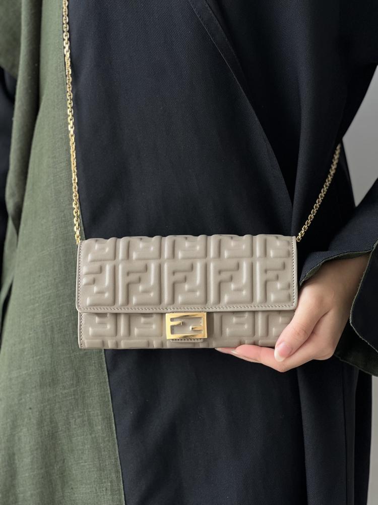 فندي | Baguette Continental Wallet With Chain