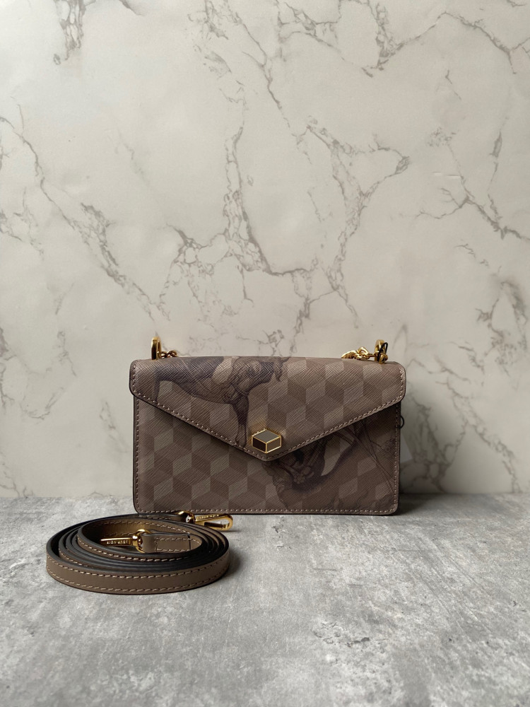 لوب نوير | PHONE CLUTCH Cheval Almond