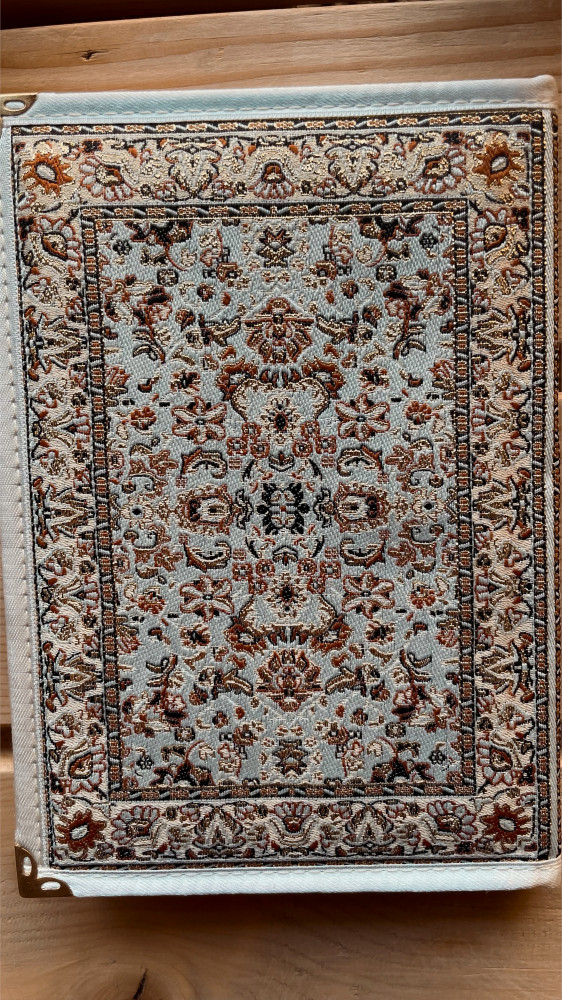 دفتر سجادة ابيض مزخرف .