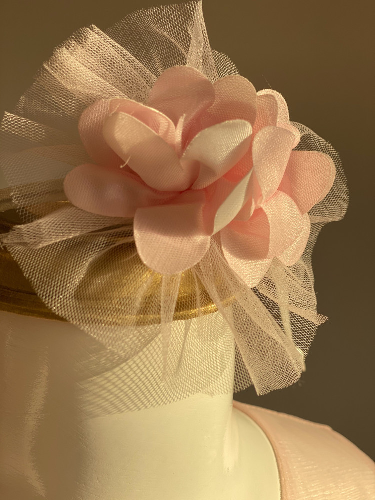فستان الوردة الزهرية مع فتحة ظهر مميزة وطوق لشعر لتكتمل الاطلالة pink flower dress