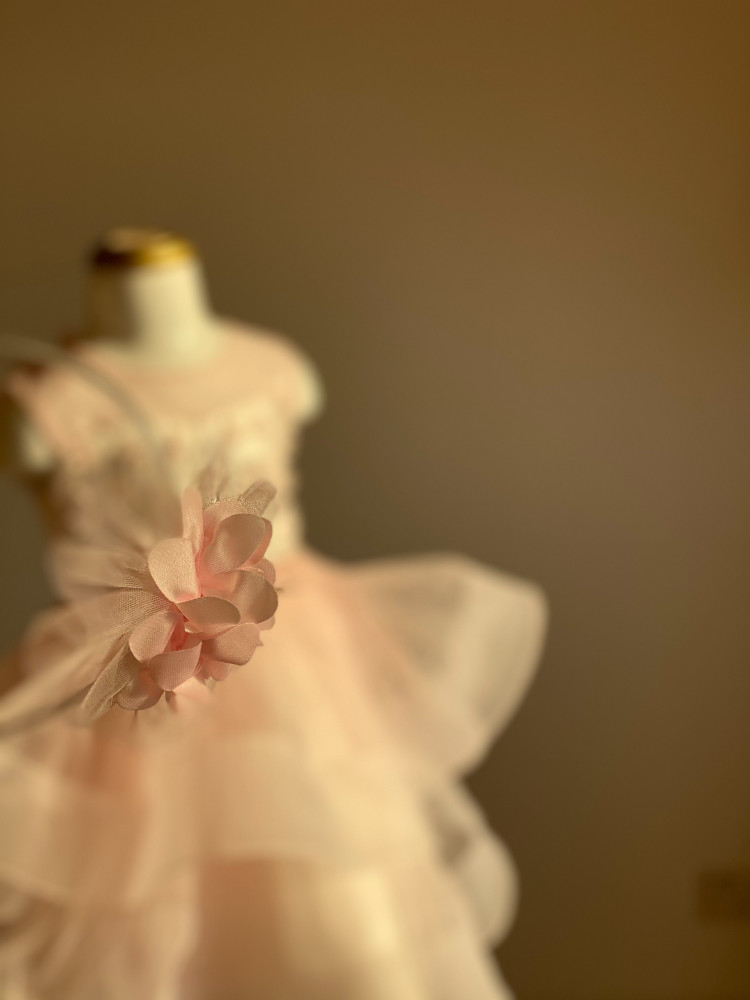 فستان الوردة الزهرية مع فتحة ظهر مميزة وطوق لشعر لتكتمل الاطلالة pink flower dress