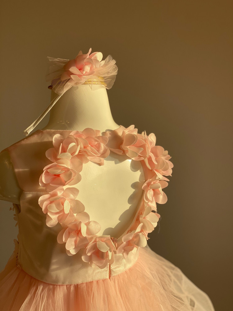 فستان الوردة الزهرية مع فتحة ظهر مميزة وطوق لشعر لتكتمل الاطلالة pink flower dress