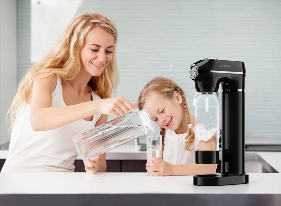 مياه غازية فورية من LePresso، مقياس ضغط، سعة 1 لتر، كربنة فعالة، زر تخفيف الضغط، صمامات أمان لتخفيف الضغط، ضبط ضغط الفوار، تشغيل بزر واحد - أسود