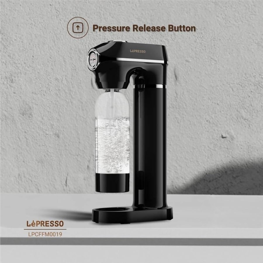 مياه غازية فورية من LePresso، مقياس ضغط، سعة 1 لتر، كربنة فعالة، زر تخفيف الضغط، صمامات أمان لتخفيف الضغط، ضبط ضغط الفوار، تشغيل بزر واحد - أسود
