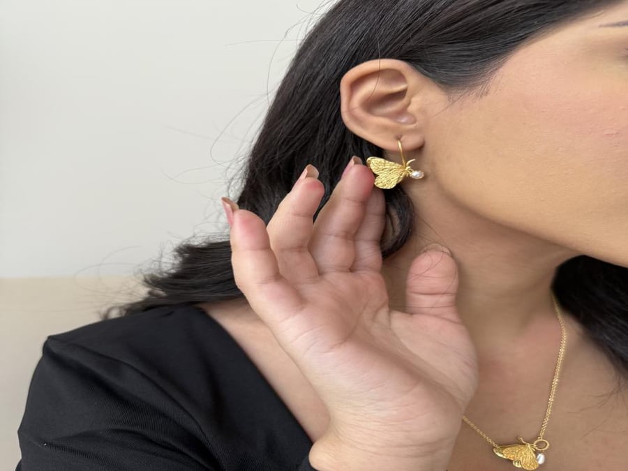 حلق أجنحة الذهب بشكل فراشة مطليه بذهب عيار 18 مع لؤلؤ زراعي