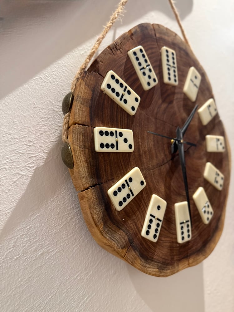 ساعة حائط بأحجار الضومنة