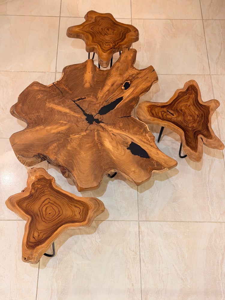 طقم طاولات من خشب التيك الوسط قطر ٨٠ سم عشوائي مع طاولات خدمه قطر ٣٨ سم ارتفاع ٥٠ سم