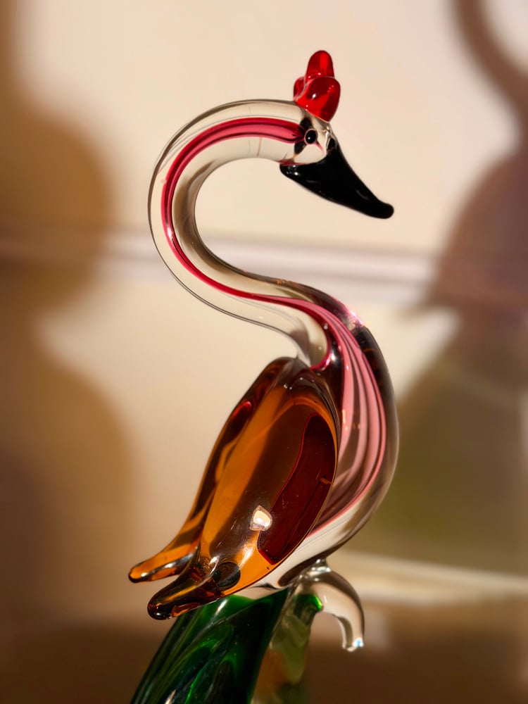 Murano Glass  تحفة فنية من الزجاج المورانوي الإيطالي، مصنوعة يدويًا بتفاصيل وألوان شفافة ساحرة.   الإرتفاع ٤٠ سم