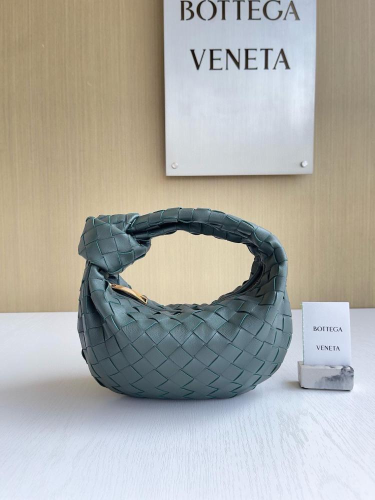 Boutique size 23cm