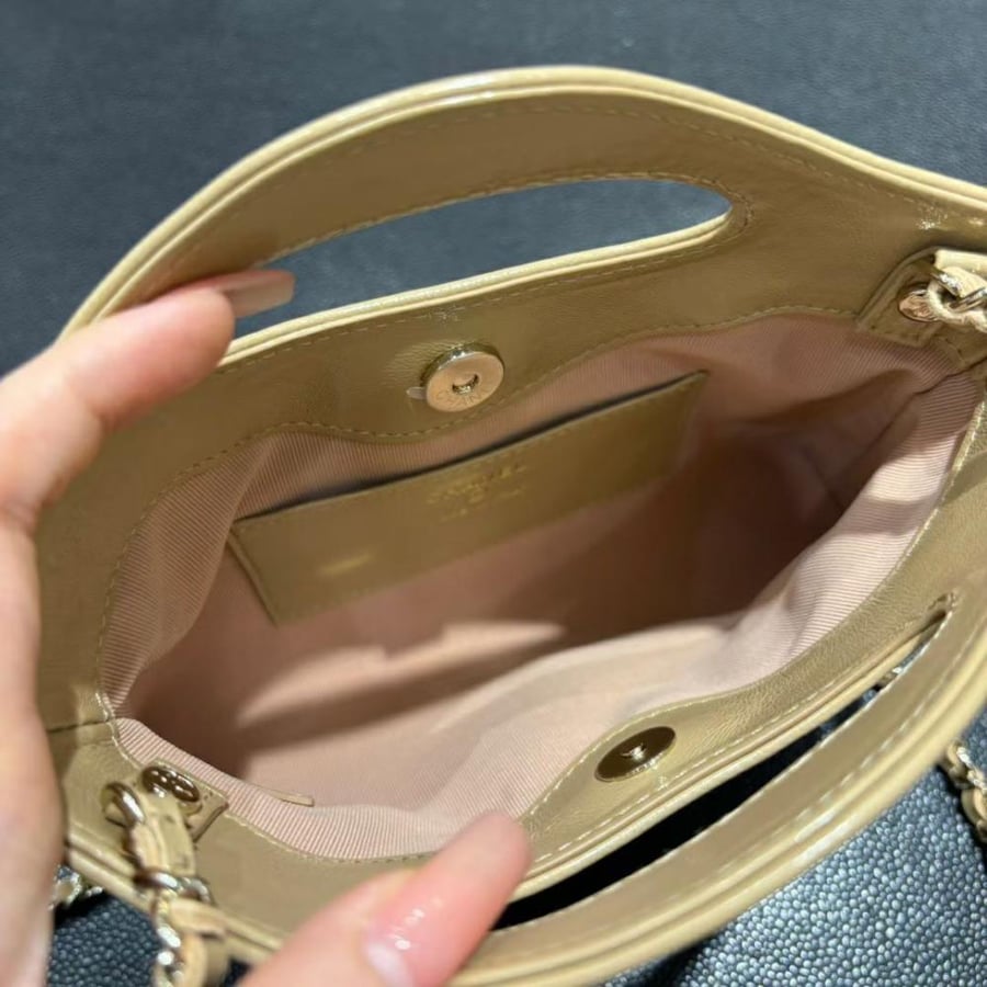 Chanel 20cm size