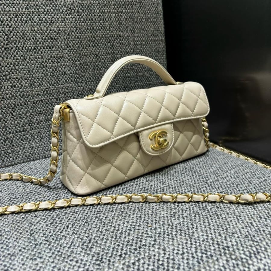 Chanel 20cm size