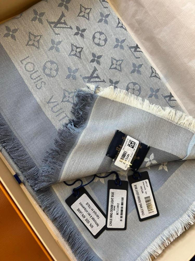 Louis Vuitton scarf 142x142cm