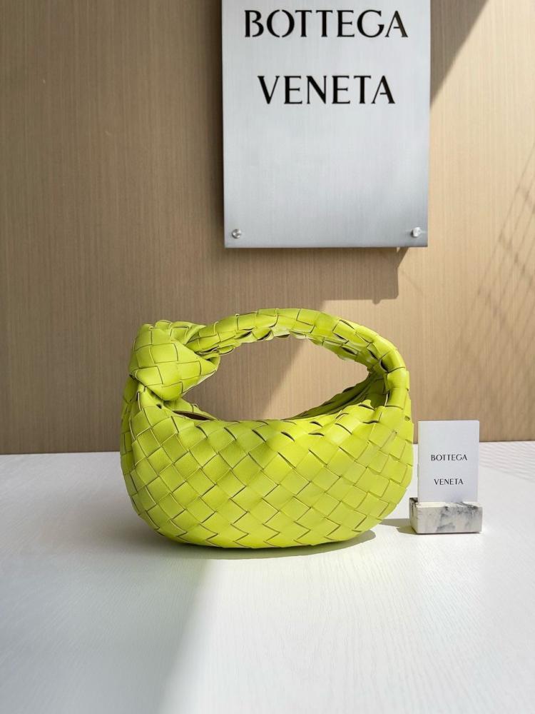 Boutique size 23cm
