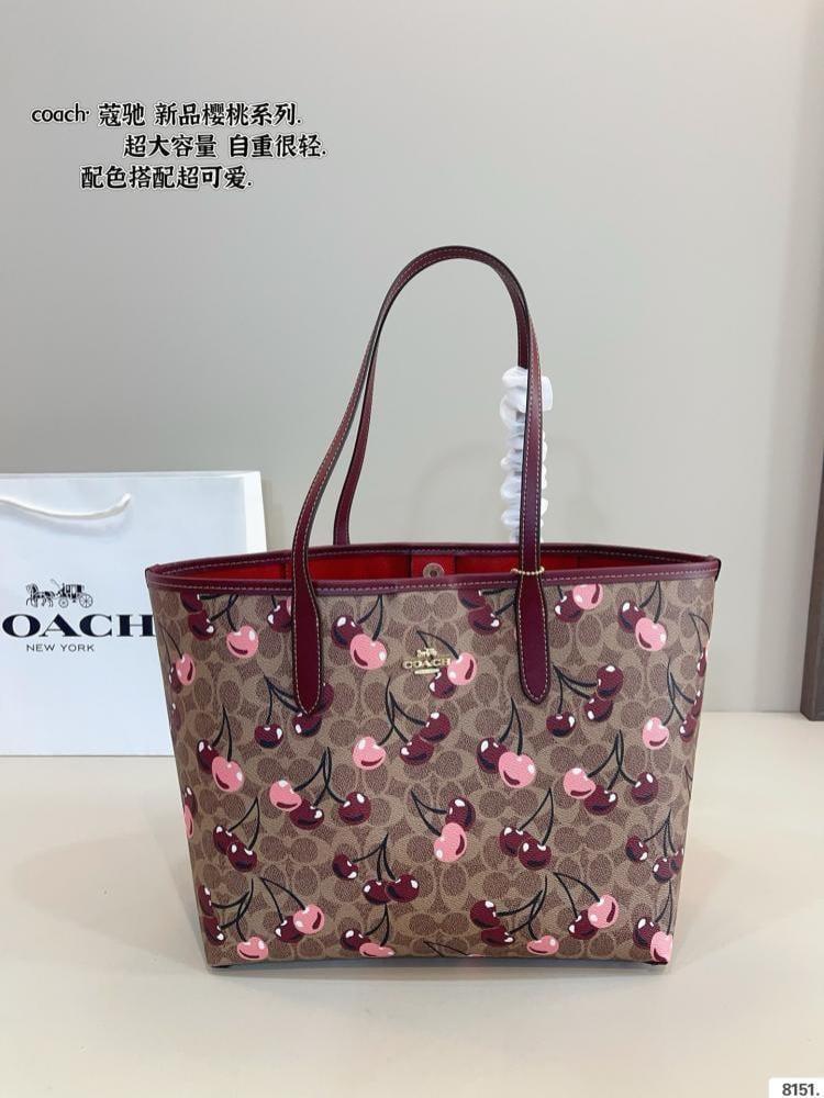 حقيبة توت نسائية من Coach بنقشة سيغنتشر باللون العنابي