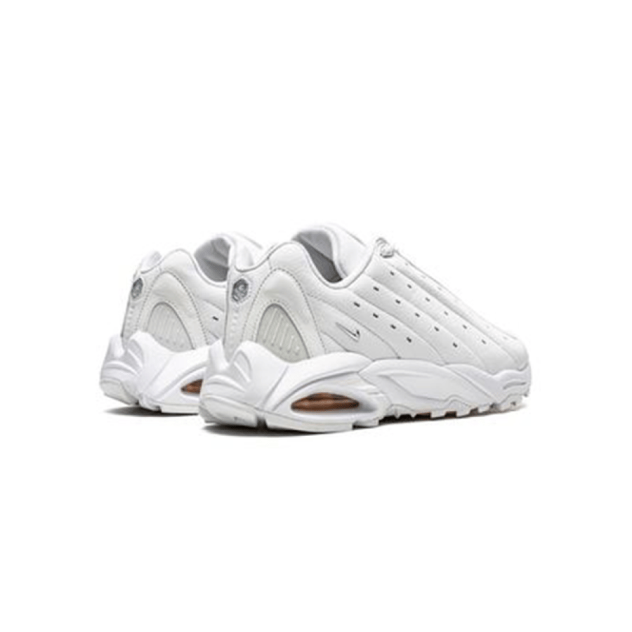 Nike NOCTA White بتشكيلة الوان عملية في متجر دينيز للسعودية