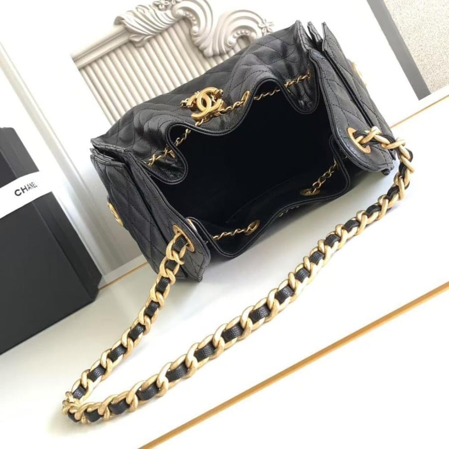 حقيبة يد نسائية فاخرة الاسود بسلسلة ذهبية وتصميم مبطن أنيق من Chanel