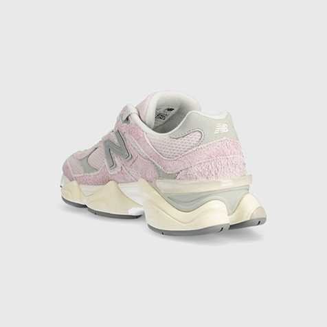 حذاء new balance 9060 بلقطة قريبة تظهر دقة التصميم في دينيز