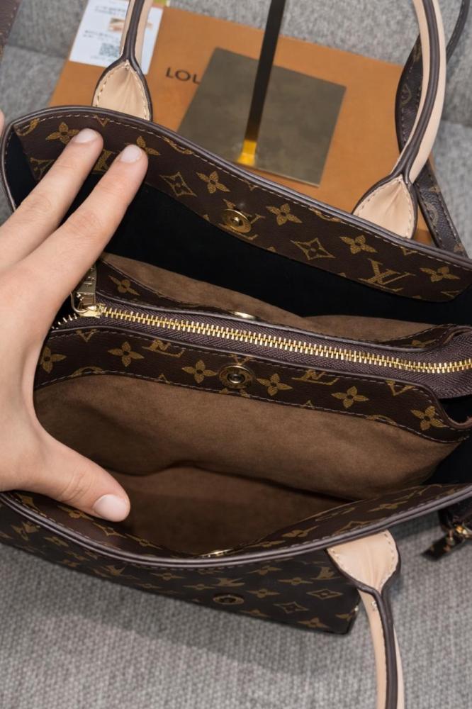 حقيبة يد نسائية فاخرة بنقشة كلاسيكية مع حزام كتف