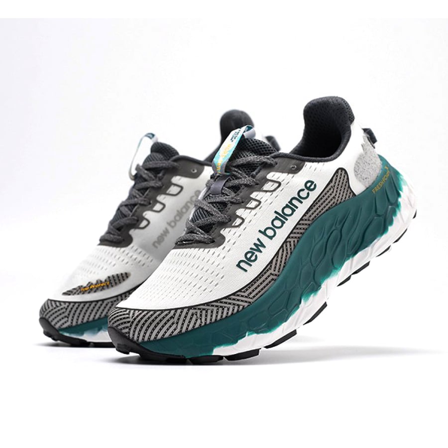 Fresh Foam X More Trail v3 بزاوية تظهر تفاصيل النعل الخارجي