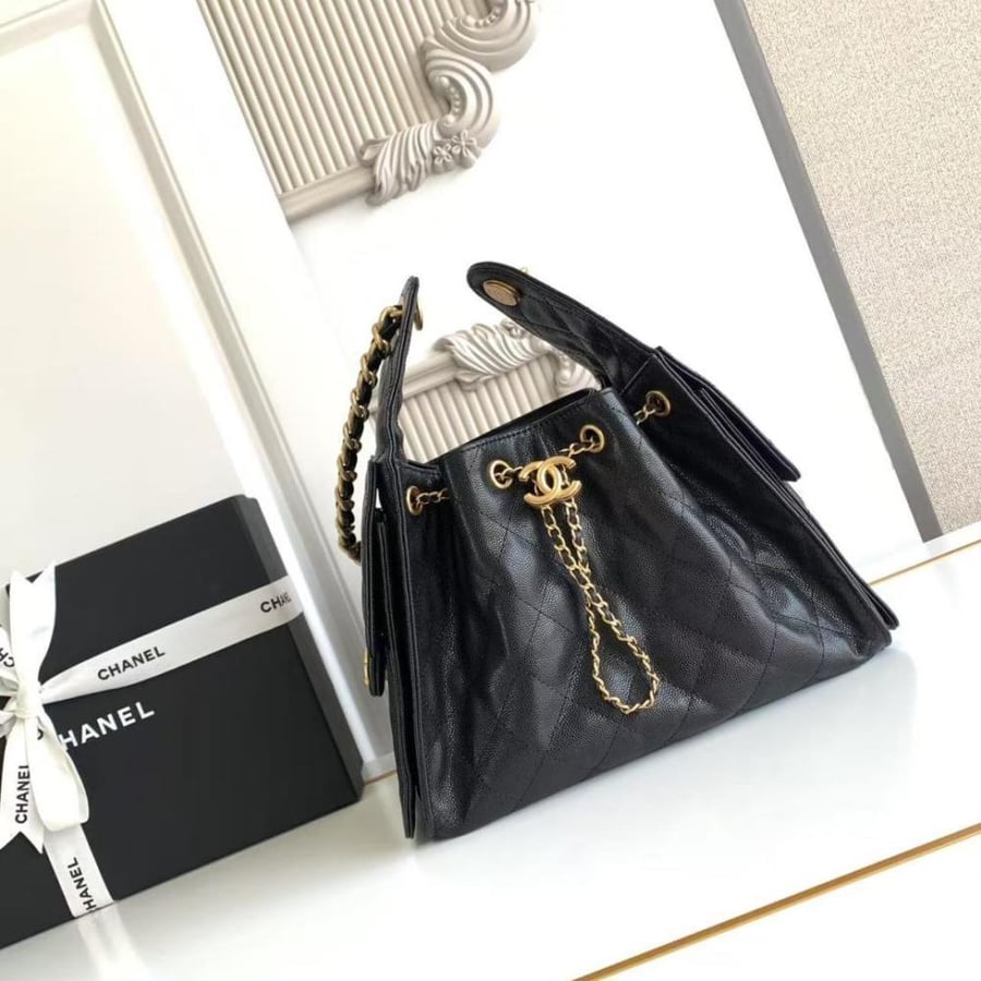حقيبة يد نسائية فاخرة الاسود بسلسلة ذهبية وتصميم مبطن أنيق من Chanel
