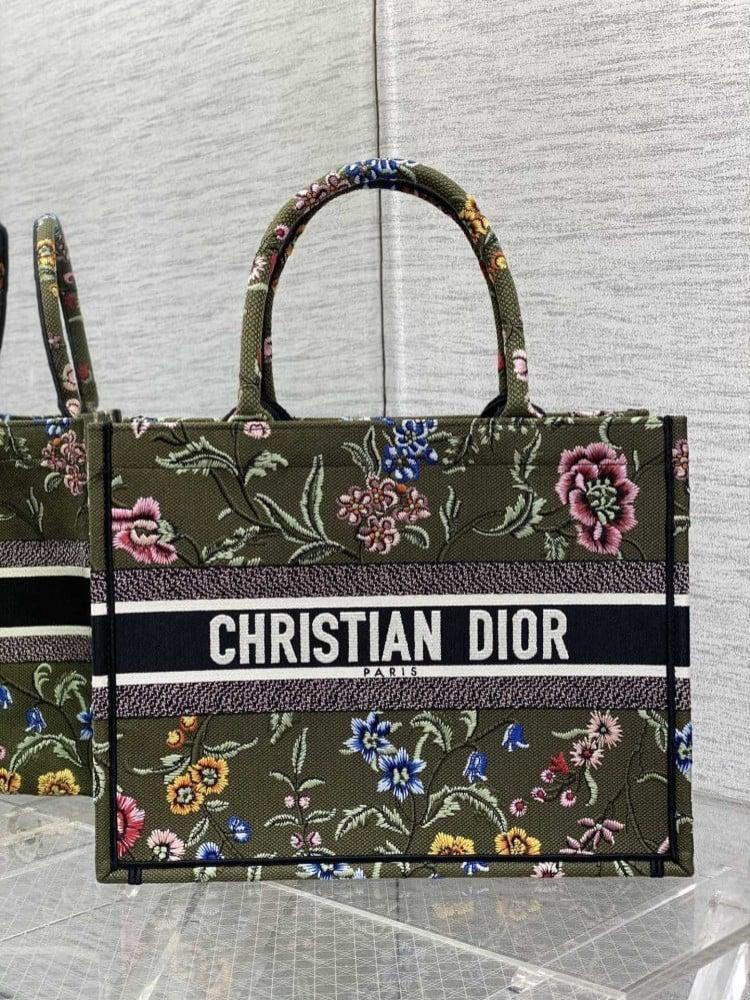 حقيبة نسائية فاخرة من Dior بتصميم Toile de Jouy الوردي