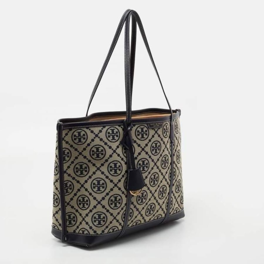 حقيبة نسائية كبيرة من Tory Burch بنقشة كلاسيكية أنيقة