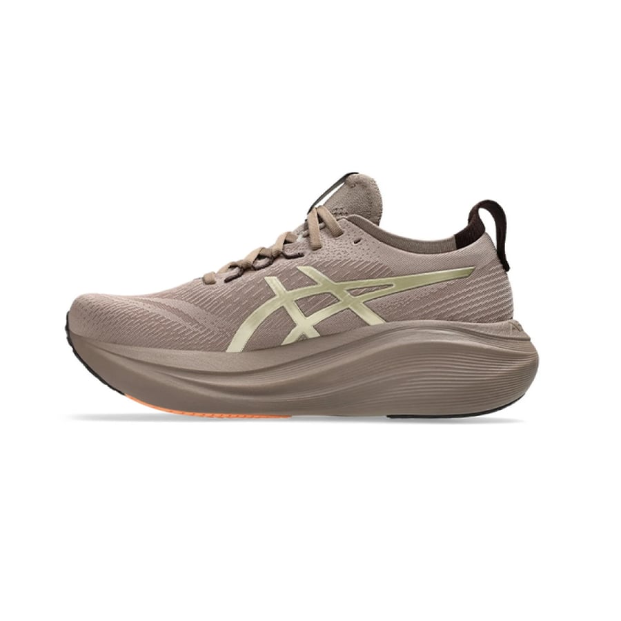 حذاء 27 Asics Gel Nimbus بلقطة قريبة تظهر دقة التصميم في دينيز