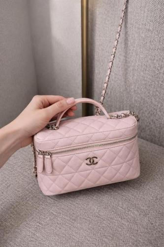 حقيبة فانيتي نسائية من Chanel وردية مبطنة بسلسلة ذهبية