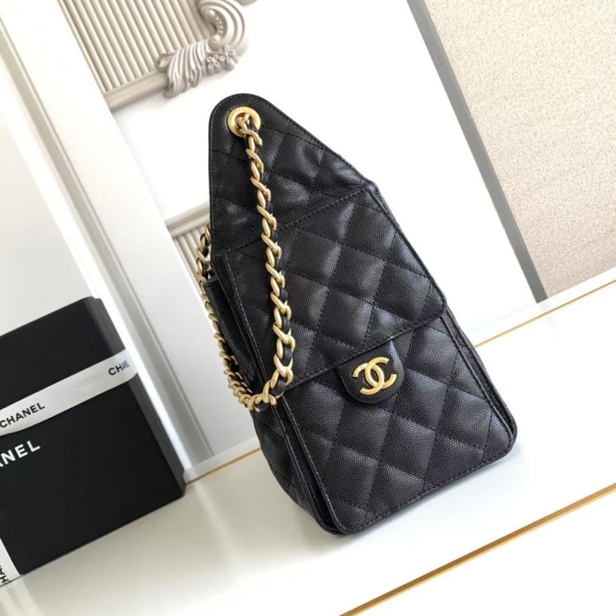 حقيبة يد نسائية فاخرة الاسود بسلسلة ذهبية وتصميم مبطن أنيق من Chanel