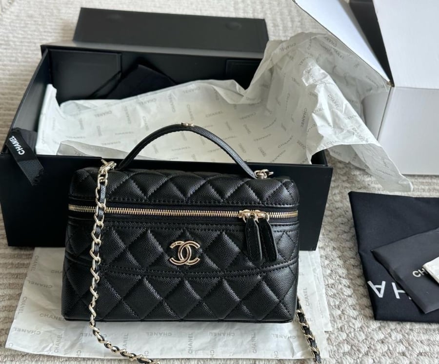 حقيبة كتف نسائية من Louis Vuitton سوداء بنقشة Monogram وسلسلة ذهبية