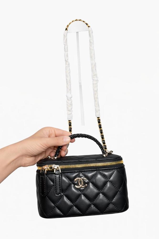 حقيبة فانيتي نسائية من Chanel سوداء مبطنة بسلسلة ذهبية