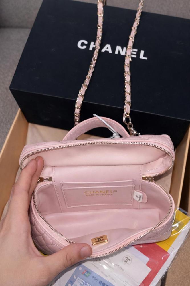 حقيبة فانيتي نسائية من Chanel وردية مبطنة بسلسلة ذهبية
