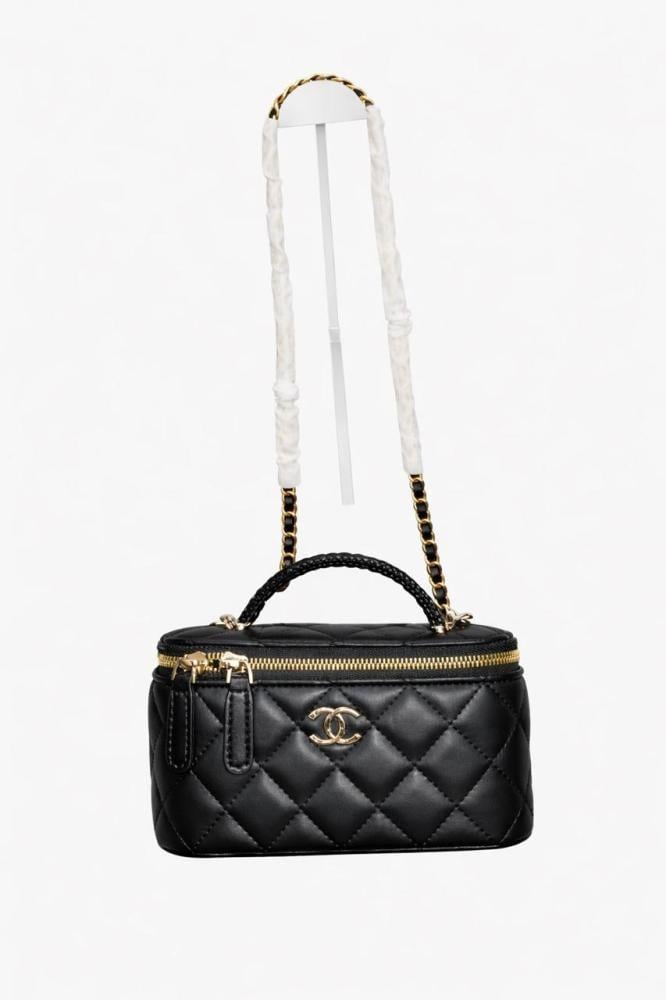 حقيبة فانيتي نسائية من Chanel سوداء مبطنة بسلسلة ذهبية
