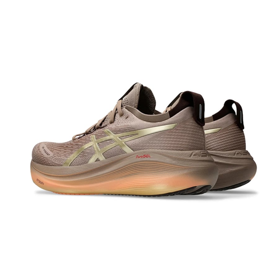 حذاء 27 Asics Gel Nimbus من الجانب يظهر التصميم الانسيابي