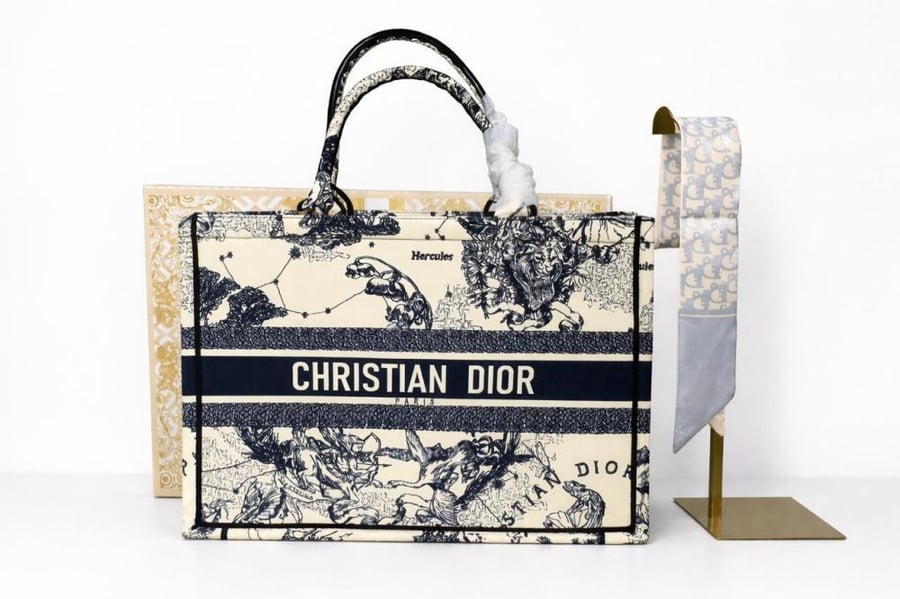 حقيبة نسائية فاخرة من Dior بتصميم Toile de Jouy الوردي