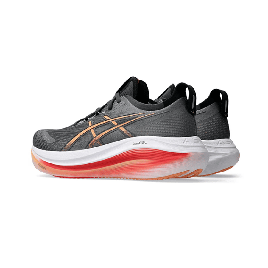 حذاء 27 Asics Gel Nimbus بمنظر علوي يبرز خطوط التصميم