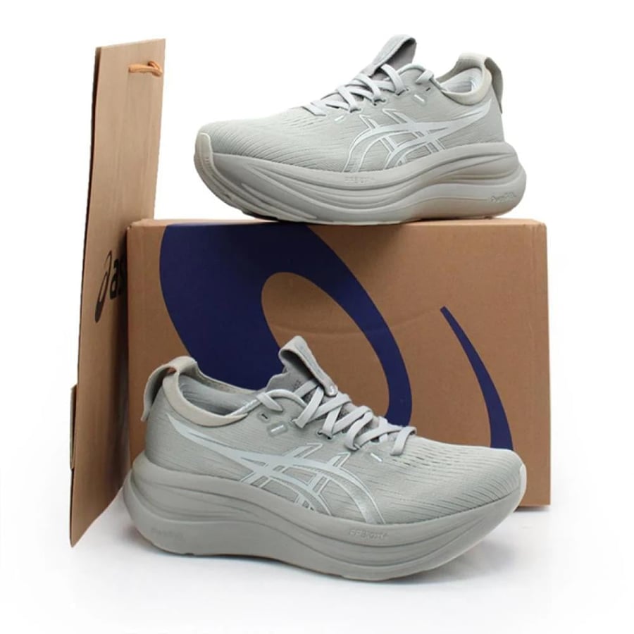حذاء 28 Asics Gel Nimbus من الجانب يظهر التصميم الانسيابي
