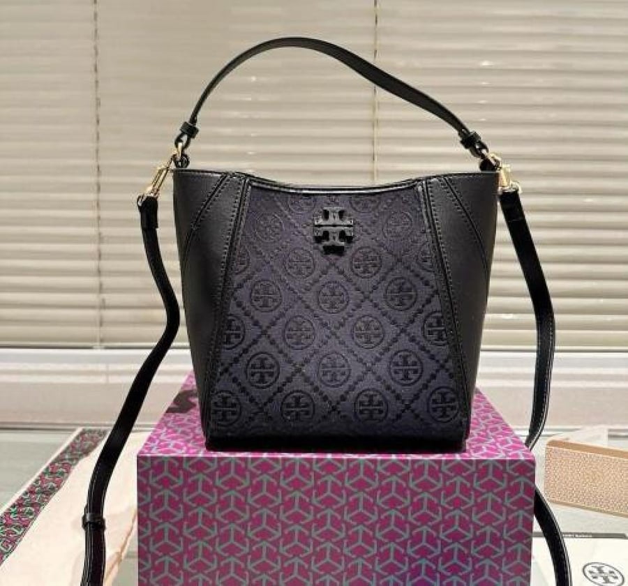 حقيبة نسائية من Tory Burch باللون الأسود بتصميم عصري فاخر