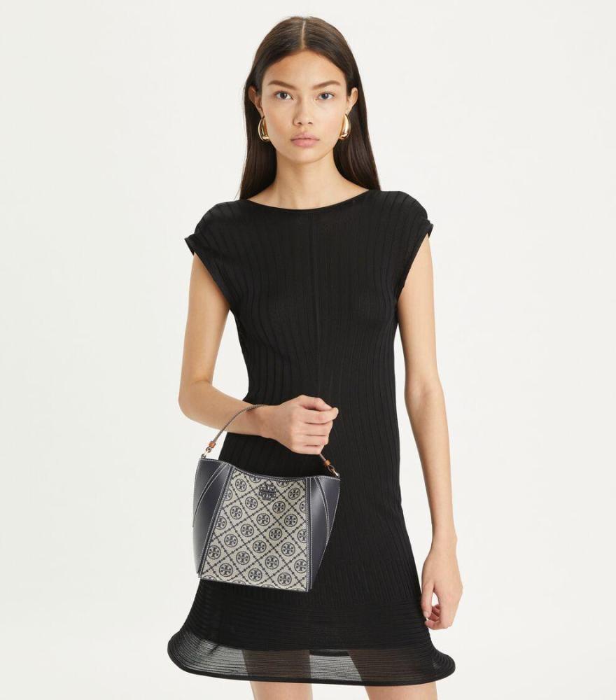 حقيبة يد نسائية من Tory Burch بنقشة كلاسيكية وتصميم عصري