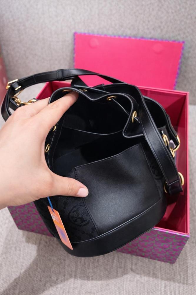 Tory Burch حقيبة باكيت نسائية سوداء بنقشة كلاسيكية وحزام كتف