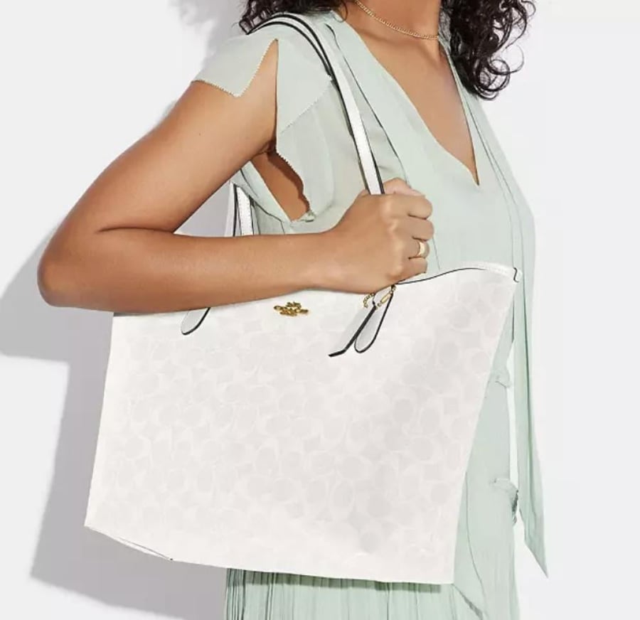 حقيبة نسائية فاخرة من Coach بتصميم Signature الأبيض