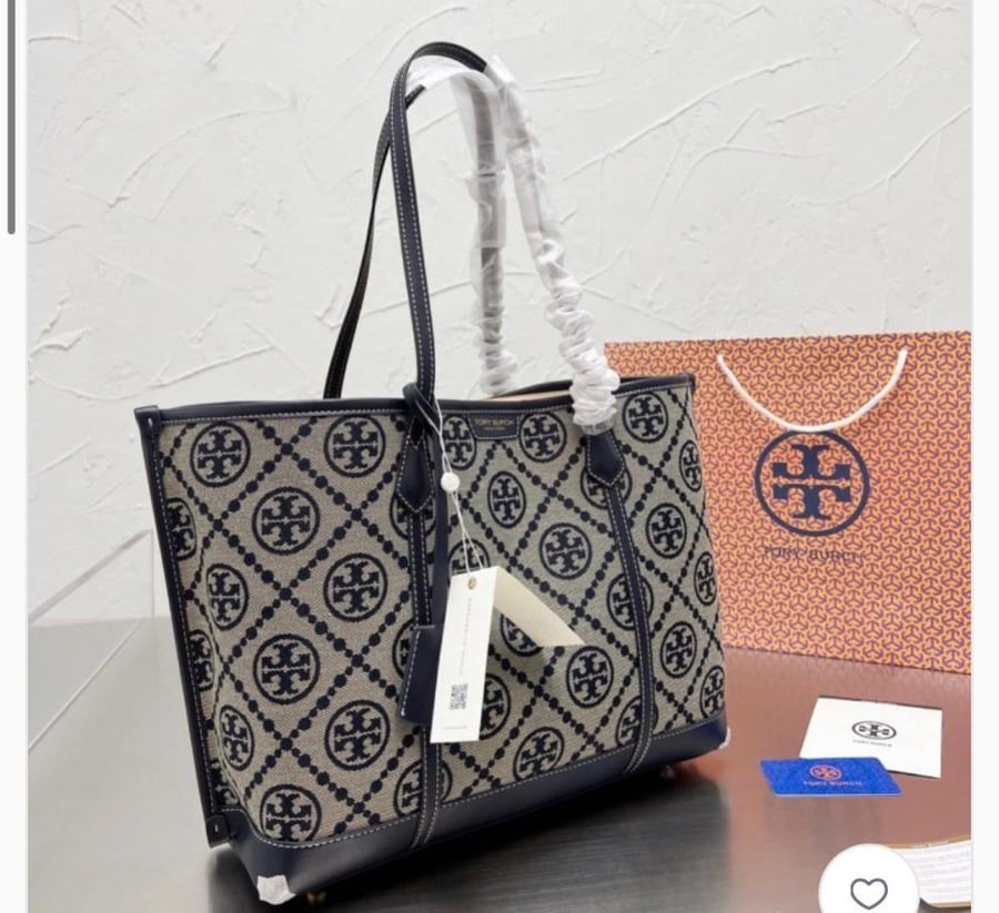 حقيبة نسائية كبيرة من Tory Burch بنقشة كلاسيكية أنيقة