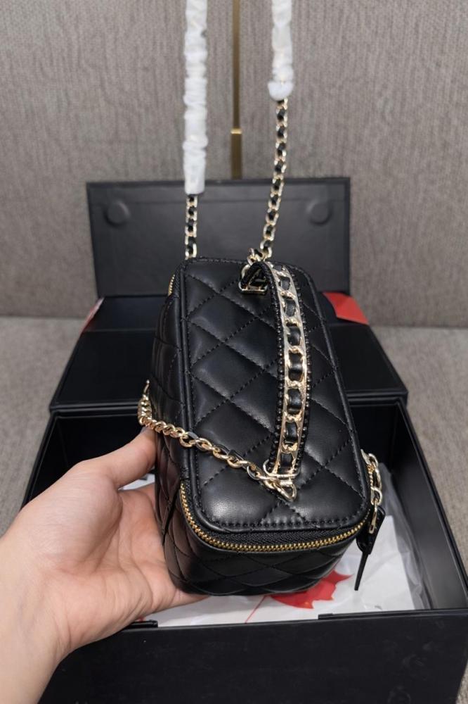 حقيبة فانيتي نسائية من Chanel سوداء مبطنة بسلسلة ذهبية
