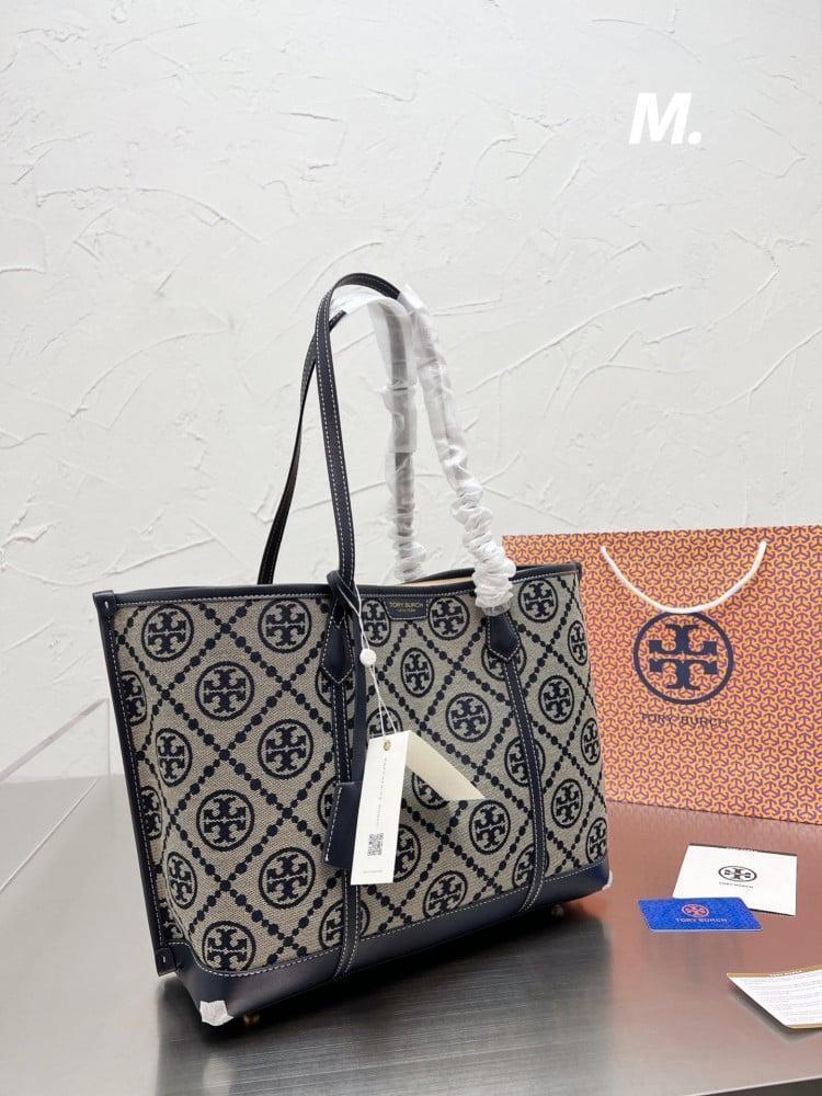 حقيبة نسائية كبيرة من Tory Burch بنقشة كلاسيكية أنيقة