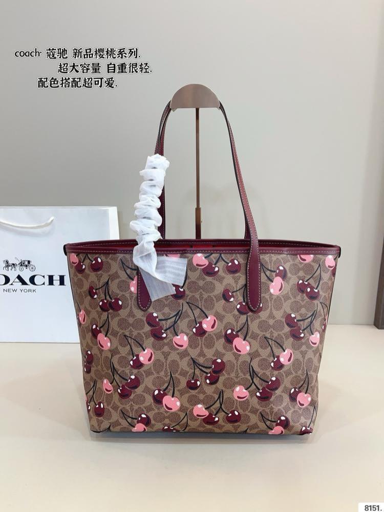 حقيبة توت نسائية من Coach بنقشة سيغنتشر باللون العنابي
