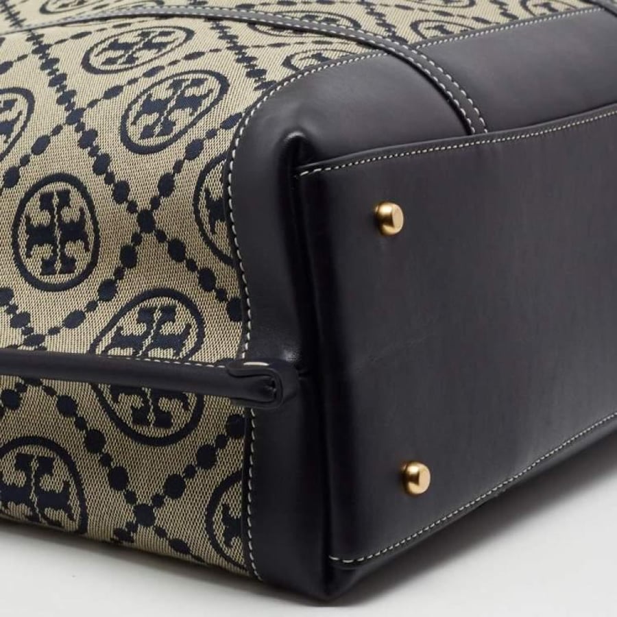 حقيبة نسائية كبيرة من Tory Burch بنقشة كلاسيكية أنيقة