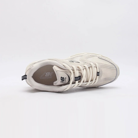 حذاء New Balance 530 بصورة توضح الخامات والمظهر الكلي