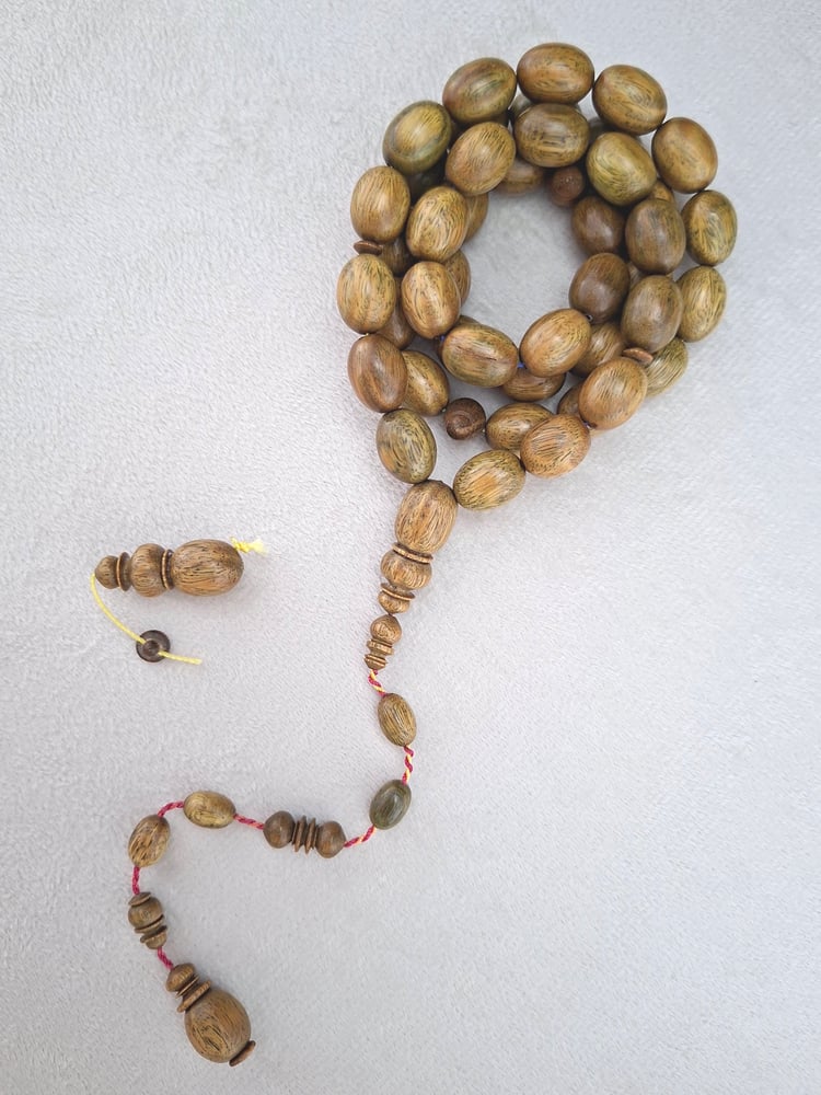 مسباح من خشب البلسنك الطبيعي