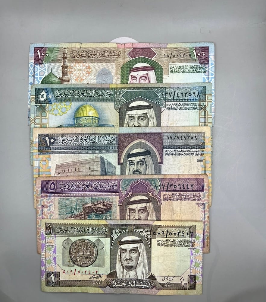 طقم الملك فهد (ريال،خمسة،عشرة،خمسين،مائة) الجميع توقيع أبالخيل حالات جيدة (المية يوجد حبر بالخلف)MSK-2